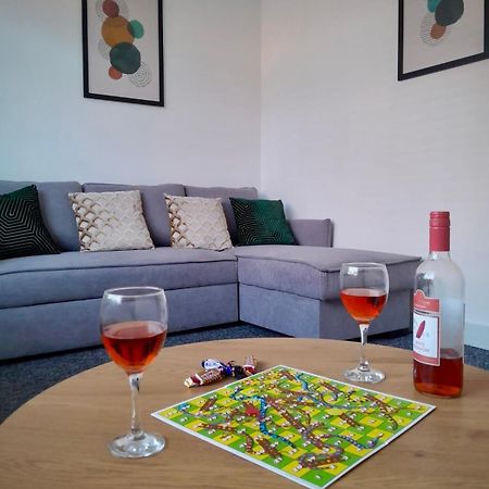 שפילד 3-Bed Home From Home, Sleeps 6, Great For Contractors, Close To Gulliver'S Valley Theme Park, Free Parking, Hot Tub, Couple Retreat מראה חיצוני תמונה