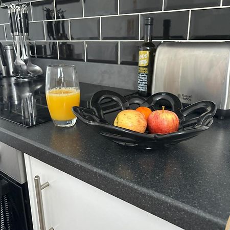 שפילד 3-Bed Home From Home, Sleeps 6, Great For Contractors, Close To Gulliver'S Valley Theme Park, Free Parking, Hot Tub, Couple Retreat מראה חיצוני תמונה