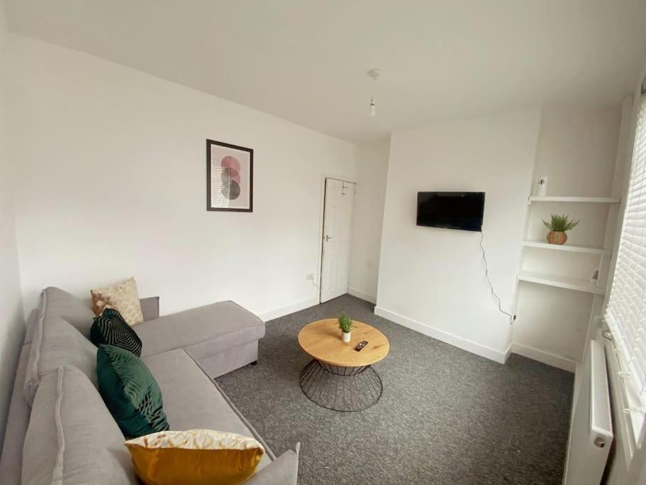 שפילד 3-Bed Home From Home, Sleeps 6, Great For Contractors, Close To Gulliver'S Valley Theme Park, Free Parking, Hot Tub, Couple Retreat מראה חיצוני תמונה