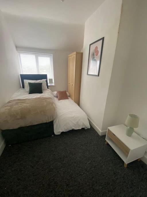 שפילד 3-Bed Home From Home, Sleeps 6, Great For Contractors, Close To Gulliver'S Valley Theme Park, Free Parking, Hot Tub, Couple Retreat מראה חיצוני תמונה