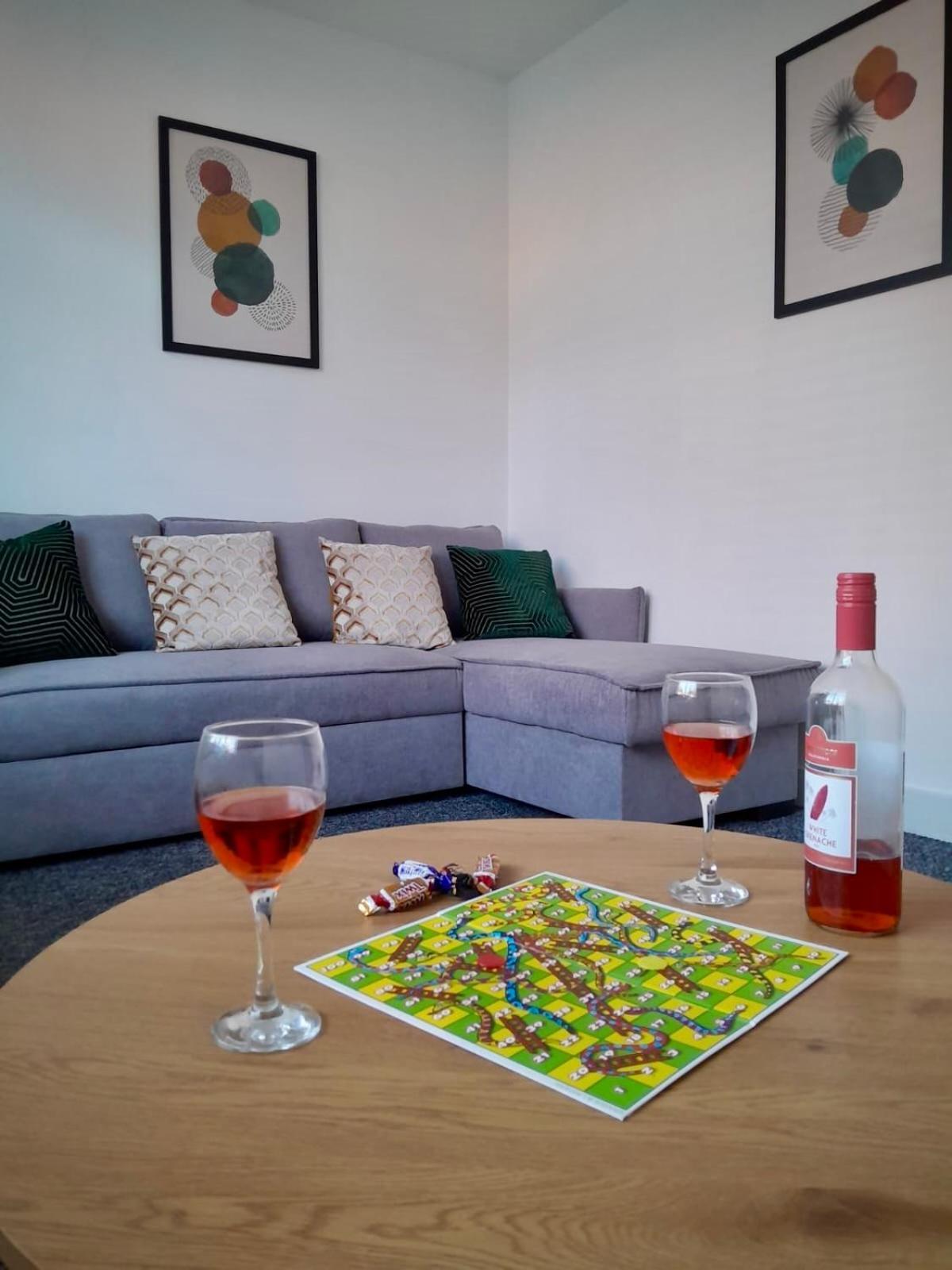 שפילד 3-Bed Home From Home, Sleeps 6, Great For Contractors, Close To Gulliver'S Valley Theme Park, Free Parking, Hot Tub, Couple Retreat מראה חיצוני תמונה