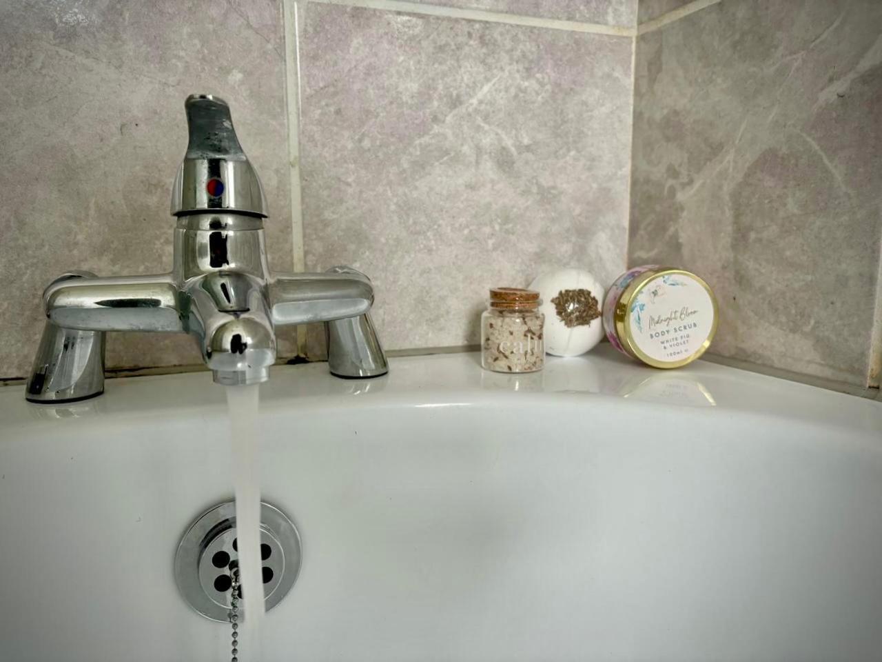 שפילד 3-Bed Home From Home, Sleeps 6, Great For Contractors, Close To Gulliver'S Valley Theme Park, Free Parking, Hot Tub, Couple Retreat מראה חיצוני תמונה