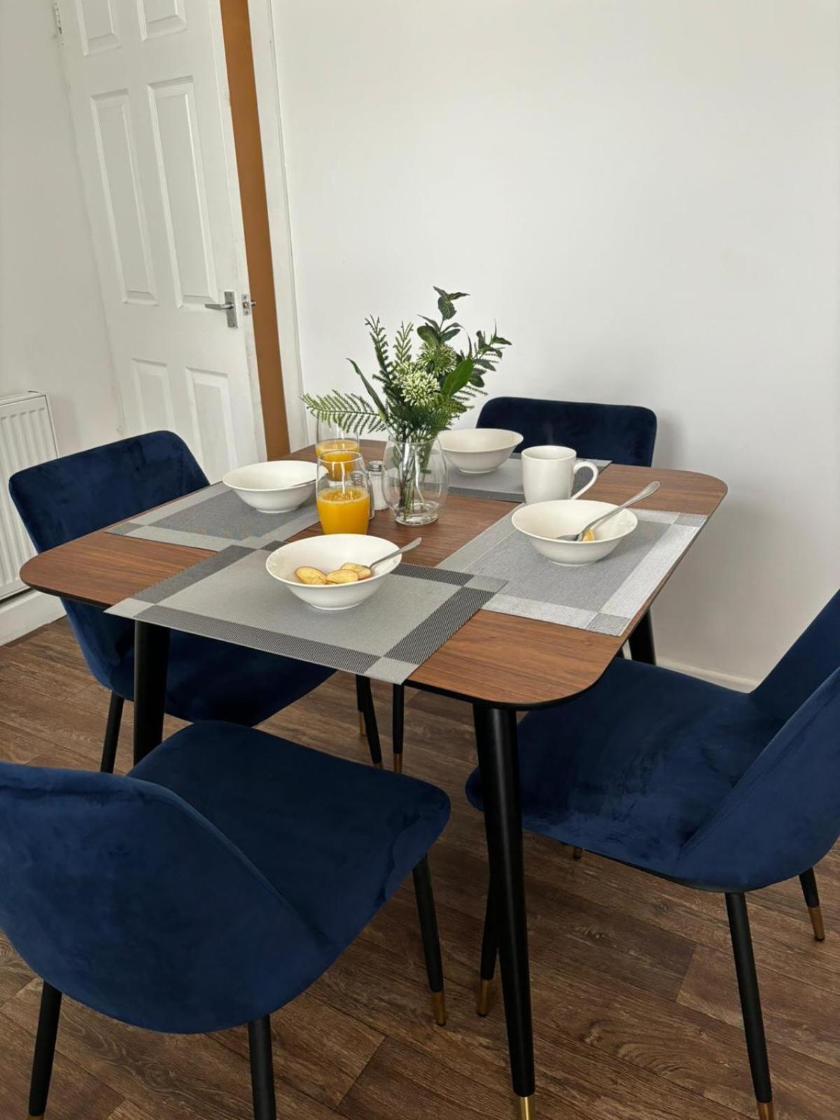 שפילד 3-Bed Home From Home, Sleeps 6, Great For Contractors, Close To Gulliver'S Valley Theme Park, Free Parking, Hot Tub, Couple Retreat מראה חיצוני תמונה